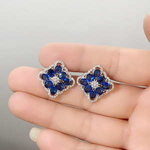 Orecchini a Perno con Rosa Blu per Donne, in Lega e Zirconi, Eleganti Accessori Floreali alla Moda per Uso Quotidiano e Feste - Product Image 6