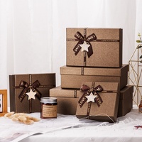 Elegante, stevige cadeaudoos van bruin gestructureerd papier met gouden folie lint en strik voor verjaardag, Valentijnsdag, bruiloft en cadeauverpakkingen.