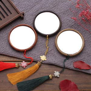 Miroir portable en bois de santal Weijun, miroir de maquillage en bois de séquoia de style ancien, pompon rétro tricolore fait main YJZ - Product Image 2
