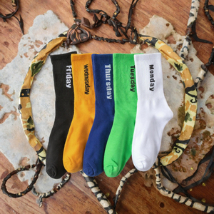 Chaussettes unisexes colorées haut de gamme pour le quotidien (du lundi au vendredi), en coton, mi-mollet, décontractées, fantaisie, personnalisables, avec logo sur le dessous, pour l'hiver - Product Image 3