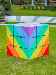 Escultura de Cubo Piramidal de FRP en Colores Brillantes, Adorno Geométrico Duradero para Centros Comerciales, Parques Temáticos y Paisajes Exteriores - Product Image 6
