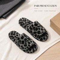 Pantoufles d'intérieur en peluche à imprimé léopard gris et noir