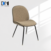 Chaise de salle à manger rembourrée DM Wholesale avec structure métallique et dossier incurvé pour hôtel, restaurant et appartement