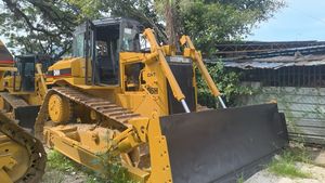 รถตักดิน D6H มือสองที่ใช้พลังงาน123KW และกระปุกเกียร์สำหรับการทำงานที่มีประสิทธิภาพ2000ชั่วโมง - Product Image 3