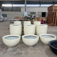 Set Pot Tanaman FRP Fiberglass Bulat Besar 3 Buah Warna Putih Matte untuk Taman Luar Ruangan Hotel Lanskap Komersial Dapat Disesuaikan