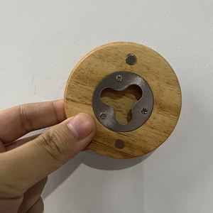 Abridor de Botellas Magnético para Refrigerador de Madera de Caucho Redonda con Logotipo Personalizado Grabado con Láser - Product Image 3
