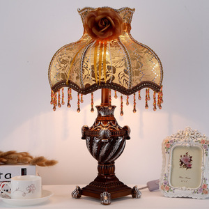 Lampe de <span class=keywords><strong>table</strong></span> décorative en tissu rétro européen, hôtels <span class=keywords><strong>et</strong></span> villas de luxe français, lampe de chevet créative postmoderne à LED pour chambres à coucher - Product Image 4