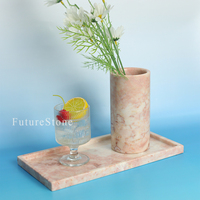 Vase de sol en marbre pour décor d'entrée de salon avec décor de style ferme moderne et arrangement de fleurs séchées