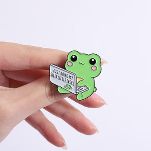 Spilla smaltata 'Work Work Work and Die' con rana che esegue compiti stravaganti, distintivo divertente, spilla da bavero, gioiello con gatto e caffè, regalo, vendita all'ingrosso - Product Image 4