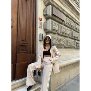 Conjunto de Chaqueta y Pantalones Beige con Franja de Letras en Contraste, Conjunto de 2 Piezas - Product Image 4