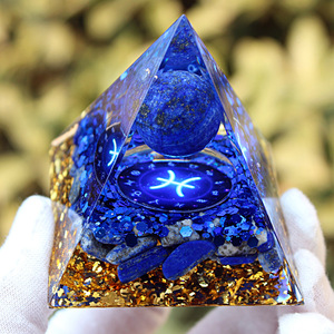 Pyramide en résine de galets de cristal Poissons, décoration artisanale pour la maison, ornement de bureau - Product Image 4