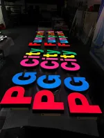 Panneaux publicitaires dynamiques irisés en couleur personnalisée, lettrage 3D coloré pour panneaux d'affichage dynamiques