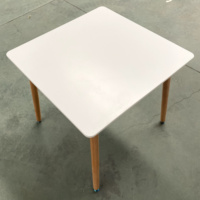 Petite table à manger carrée moderne en MDF, plateau blanc à bords arrondis, pieds en bois naturel, pour appartement, bureau