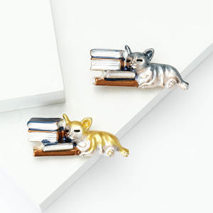 Lindo gato perezoso broche mentira en <span class=keywords><strong>libro</strong></span> pequeño Pin dibujos animados señoras esmalte neutro Pin camisa insignia estudiante joyería regalo - Product Image 1