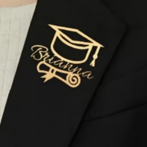 Broche Conmemorativo de Graduación para Estudiantes, de Acero Inoxidable, con Nombre en Inglés, Diseño de Birrete Doctoral, Simple y Sofisticado - Product Image 4