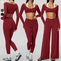 Ensemble de sport pour femme avec haut court à col halter et manches longues à blocs de couleur, et leggings de yoga à taille croisée en V et pantalon large