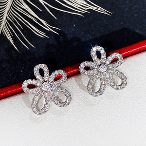Boucles d'oreilles en or blanc E1266 avec diamants ronds taille brillant couleur D naturelles pour femme, classiques et à porter au quotidien - Product Image 5