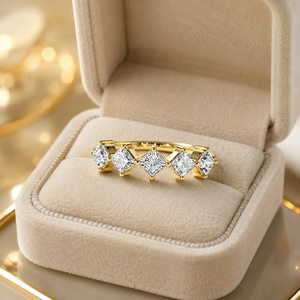 Anello Sottile con Cinque Pietre di Zirconia Cubica a Taglio Principessa per Donne, Gioiello Minimalista da Indossare Ogni Giorno - Product Image 6