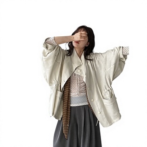 <span class=keywords><strong>เสื้อ</strong></span>โค้ทเทรนช์ผ้าลินินไลเซลล์แบบลำลองทรงหลวม รุ่น Muguyu Spring พร้อมดีไซน์ไหล่ตกและจีบระบาย ความยาวปานกลาง 260604035 - Product Image 1