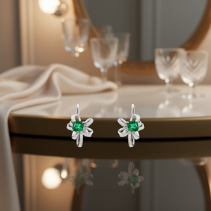 Orecchini Pendenti E3591 in Oro Bianco con Smeraldo, Montatura a Fiocco, Gioielli di Lusso per Donna - Product Image 2