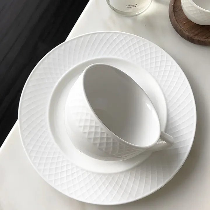 Assiette en porcelaine en céramique avec motif de grille de couleur rose et blanc, offre spéciale