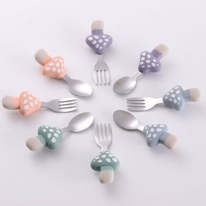 Juego de cucharas curvadas de silicona suave para bebés, vajilla de acero inoxidable para bebés y niños pequeños, juego de cucharas curvadas para comer fácilmente - Product Image 1
