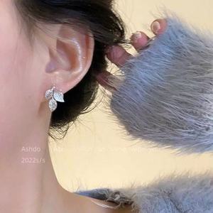 Boucles d'oreilles clous en alliage plaqué or avec diamants en forme de feuilles tendance pour femmes CAOSHI, haute qualité, mode, fête, anniversaire - Product Image 2