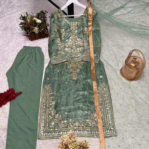 Traje Anarkali Verde de Seda Bordado con Dupatta, Ropa Tradicional India y Pakistaní para Mujer, Largo hasta el Tobillo, para Bodas, Corte Regular - Product Image 4