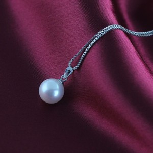 Colgante Minimalista de Oro de 18K con Perla Redonda de Agua Dulce de 9-10mm, Calidad AAAA, en un Collar de Plata - Product Image 4