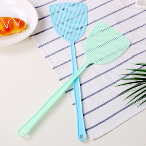 Raquette anti-mouches manuelle à long manche en maille durable, idéale pour une utilisation domestique en été, fabriquée en plastique. - Product Image 1