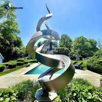 Sculpture de mascotte abstraite moderne en acier inoxydable forgé à la main avec surface miroir polie pour la décoration de jardins extérieurs et d'espaces publics