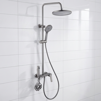 Juego de grifería de ducha moderno de latón cromado pulido con válvula de cerámica, cabezal de ducha tipo lluvia y rociador de mano, montado en la pared para baño