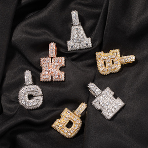 <span class=keywords><strong>Collana</strong></span> con Ciondolo a <span class=keywords><strong>Doppio</strong></span> Strato Uwin Completamente Tempestato di Diamanti, con Lettera Iniziale a Taglio Smeraldo Verticale - Product Image 6