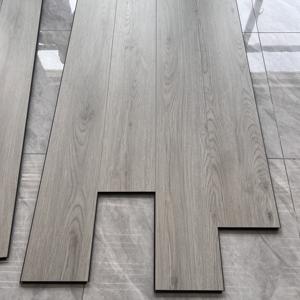 Revêtement de sol stratifié imperméable à l'eau Ac4 Black Core Piso Plstico Laminado <span class=keywords><strong>Negro</strong></span> Revêtement de sol stratifié imperméable en PVC à bon prix - Product Image 4