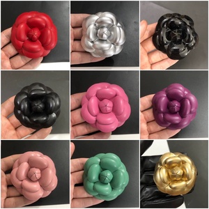 Wang Yibo 6,1 cm Broche de Camelia de cuero dorado completo Elegante ramillete en forma de súper flor fragante pequeña para Fiesta infantil - Product Image 5