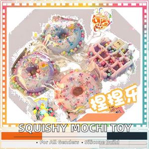 ของเล่นบีบซิลิโคนโมจิรูปโดนัทน่ารัก คุณภาพสูง ทำจาก TPR แบบวาฟเฟิล ช่วยผ่อนคลายมือและบรรเทาความเครียด - Product Image 4