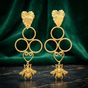 Boucles d'oreilles pendantes classiques en laiton faites à la main avec perle d'imitation, plaqué or 14 carats, sertissage griffe, design indien unisexe - Product Image 2