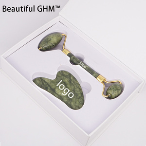 Ensemble de pierres de <span class=keywords><strong>massage</strong></span> certifiées de marque Xiuyan Green, mini rouleau de jade Gua Sha pour le <span class=keywords><strong>visage</strong></span>, vente en gros personnalisée pour la peau <span class=keywords><strong>du</strong></span> <span class=keywords><strong>visage</strong></span>, <span class=keywords><strong>avec</strong></span> logo - Product Image 1