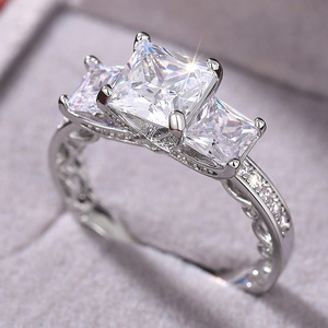 Anello Geometrico Scintillante a Quattro Punte per Donne, Elegante Gioiello da Dito alla Moda - Product Image 3