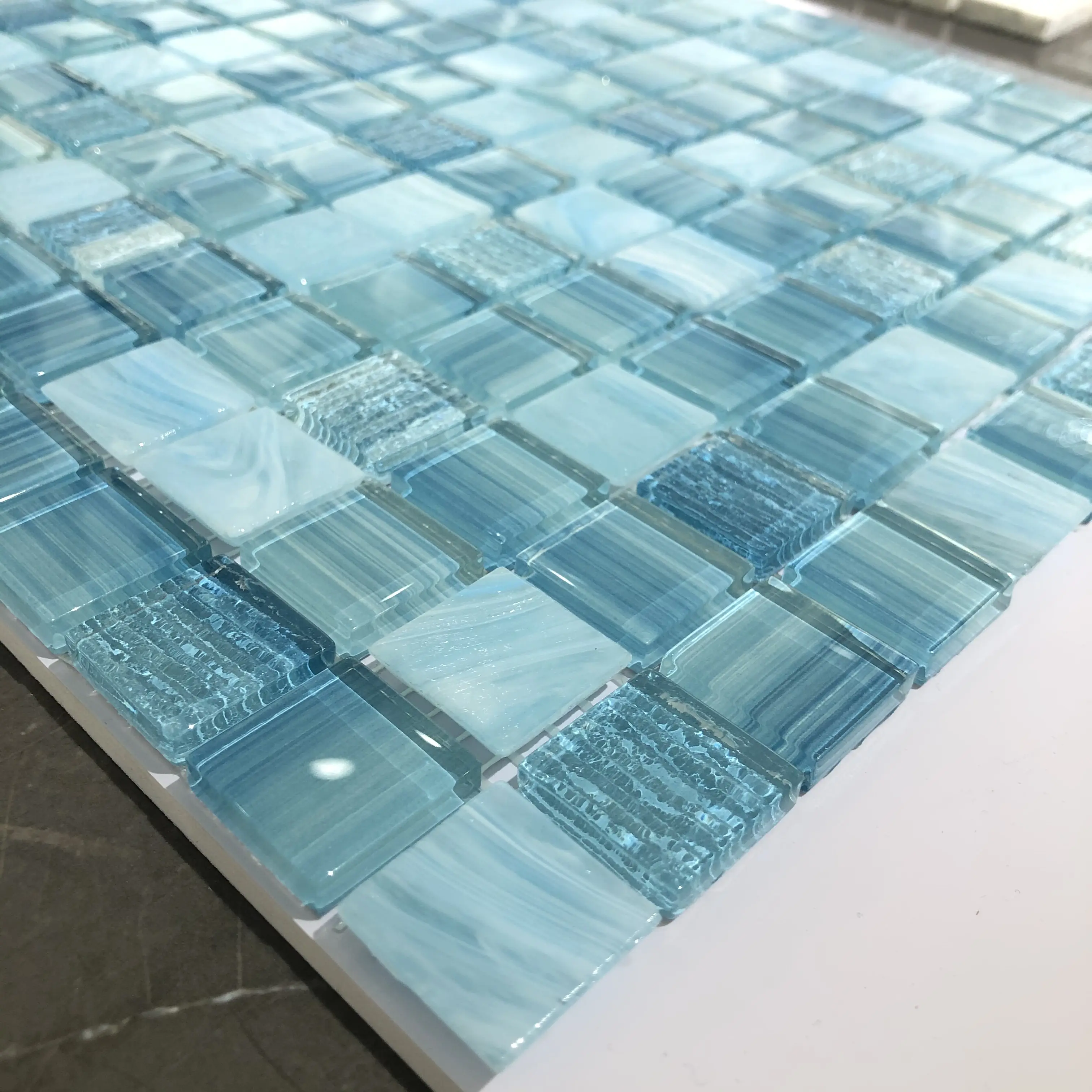 مزيج أزرق اللون حمام سباحة استخدام مثالي الكريستال الزجاج بركة بلاط الفسيفساء الأرضيات