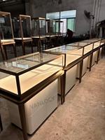 Vitrine de présentation de bijoux moderne et luxueuse, personnalisée, avec éclairage LED, respectueuse de l'environnement, avec comptoir en verre trempé et rangement