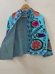 Chaqueta Azul Bohemia de Terciopelo con Bordado Suzani, Chaqueta Corta Japonesa de Primavera, Hecha a Mano, Regalo para Ella, Talla Única, Boutique India - Product Image 6