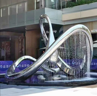 Fontaine d'eau sculptée en acier inoxydable courbé, grande, décorée, pour extérieur public, artisanat métallique sur mesure