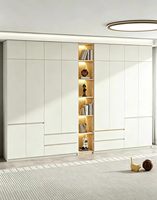 Dressing de luxe à l'italienne, porte vitrée à cadre doré avec éclairage LED intégré, mobilier de chambre sur mesure pour maison et villa élégantes