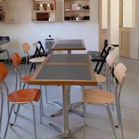 Table de salle à manger commerciale moderne en bois massif avec plateau en pierre et chaises en acier inoxydable – Table carrée