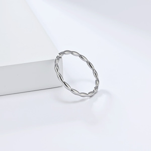 Anillo de titanio y acero geométrico minimalista estilo francés, banda lisa apilable a la moda, adecuado para uso diario. - Product Image 4