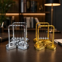 Péndulo de Newton con Base de Plástico Dorado de Cuatro Pétalos, Bola de Impacto, Regalo Creativo, Adorno Moderno de Diseño Simple para Oficina y Hogar