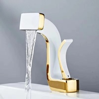 Nouveau design moderne, robinet de lavabo à montage sur comptoir, finition chromée, mitigeur cascade en laiton à poignée unique, eau froide et chaude, avec capteur tactile