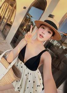 ชุดเดรสสั้นลายจุดสำหรับผู้หญิงขายส่ง คอวีลึก แต่งสีตัดกัน เหมาะสำหรับวันหยุดฤดูร้อน รับสั่งทำ - Product Image 6