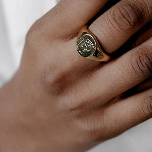 Anillo de moda para mujer con <span class=keywords><strong>sello</strong></span> de impresión dorado y emblema Anillos de acero inoxidable Joyería de moda - Product Image 4